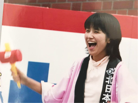 ピコピコハンマーを手にしながら話す